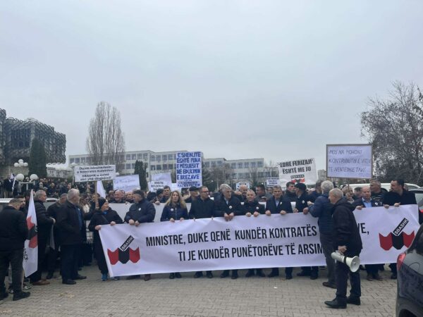 Mësuesit protestë në Kosovë, kërkojnë rritjen e pagave dhe kontratë kolektive